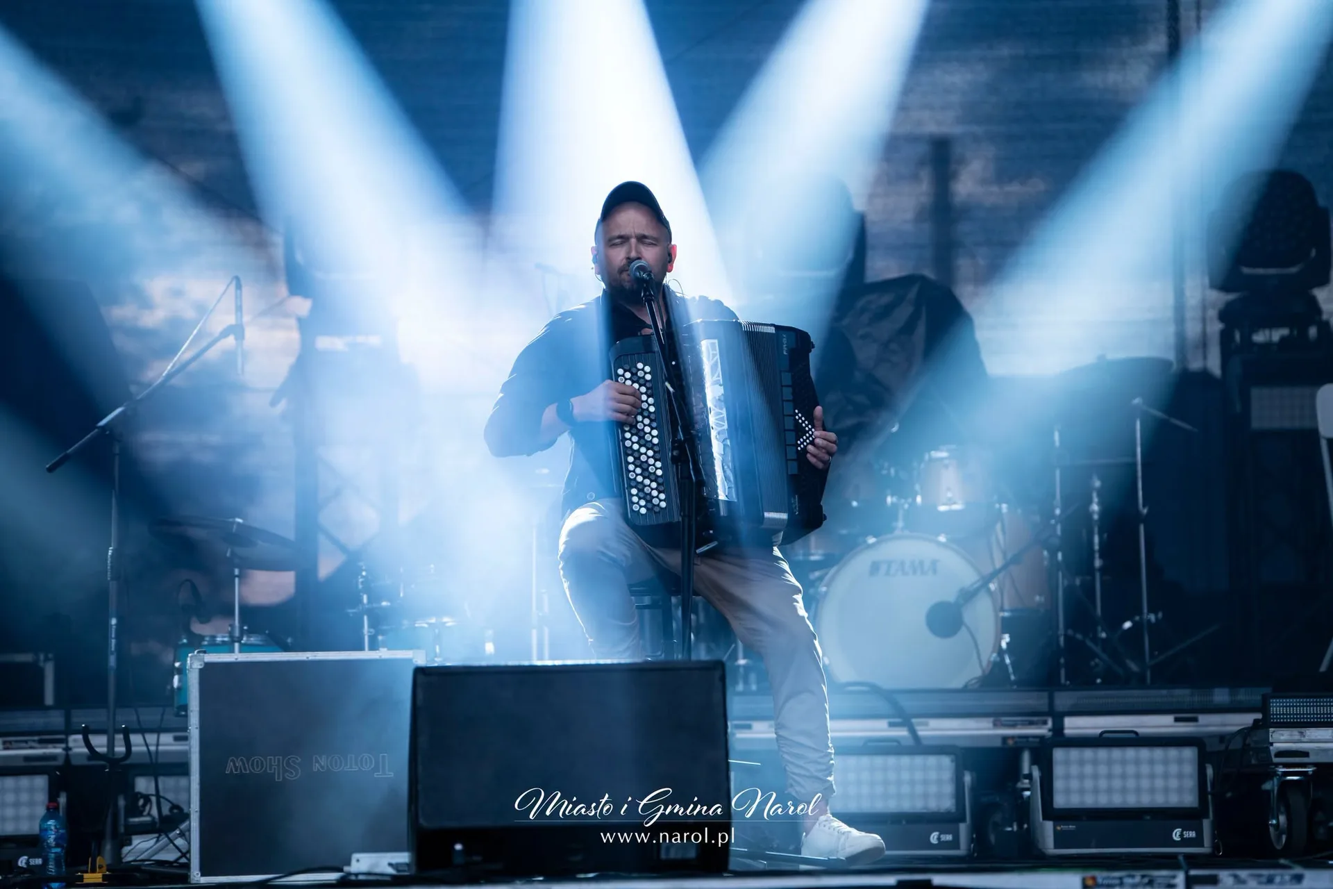 Akordeonista Propabanda w energetycznym ruchu na scenie, w tle perkusista